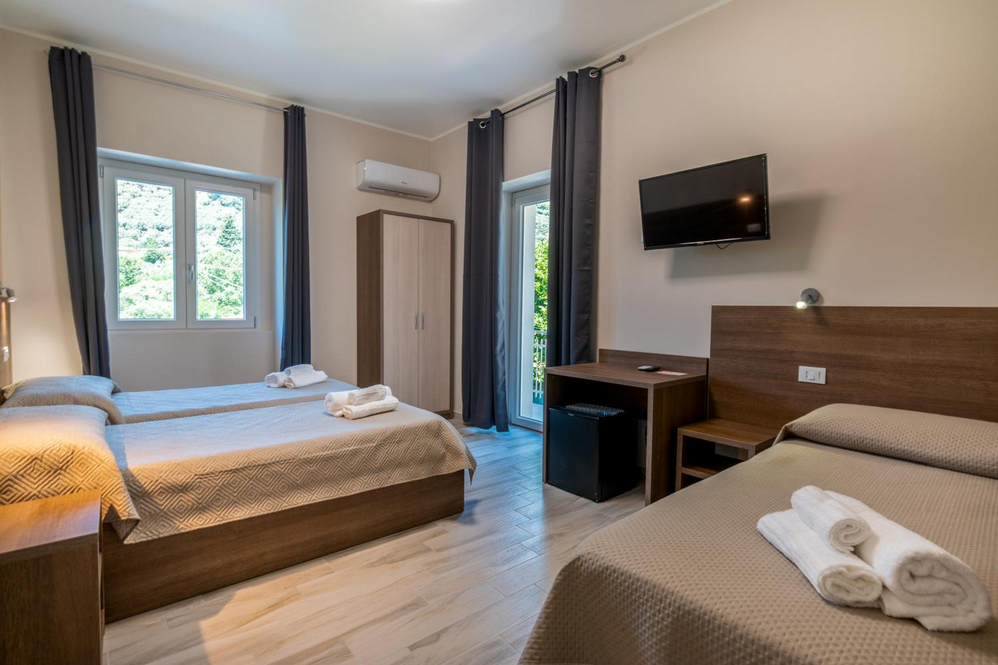 Hotel Ristorante La Mimosa Lamezia Terme Bagian luar foto