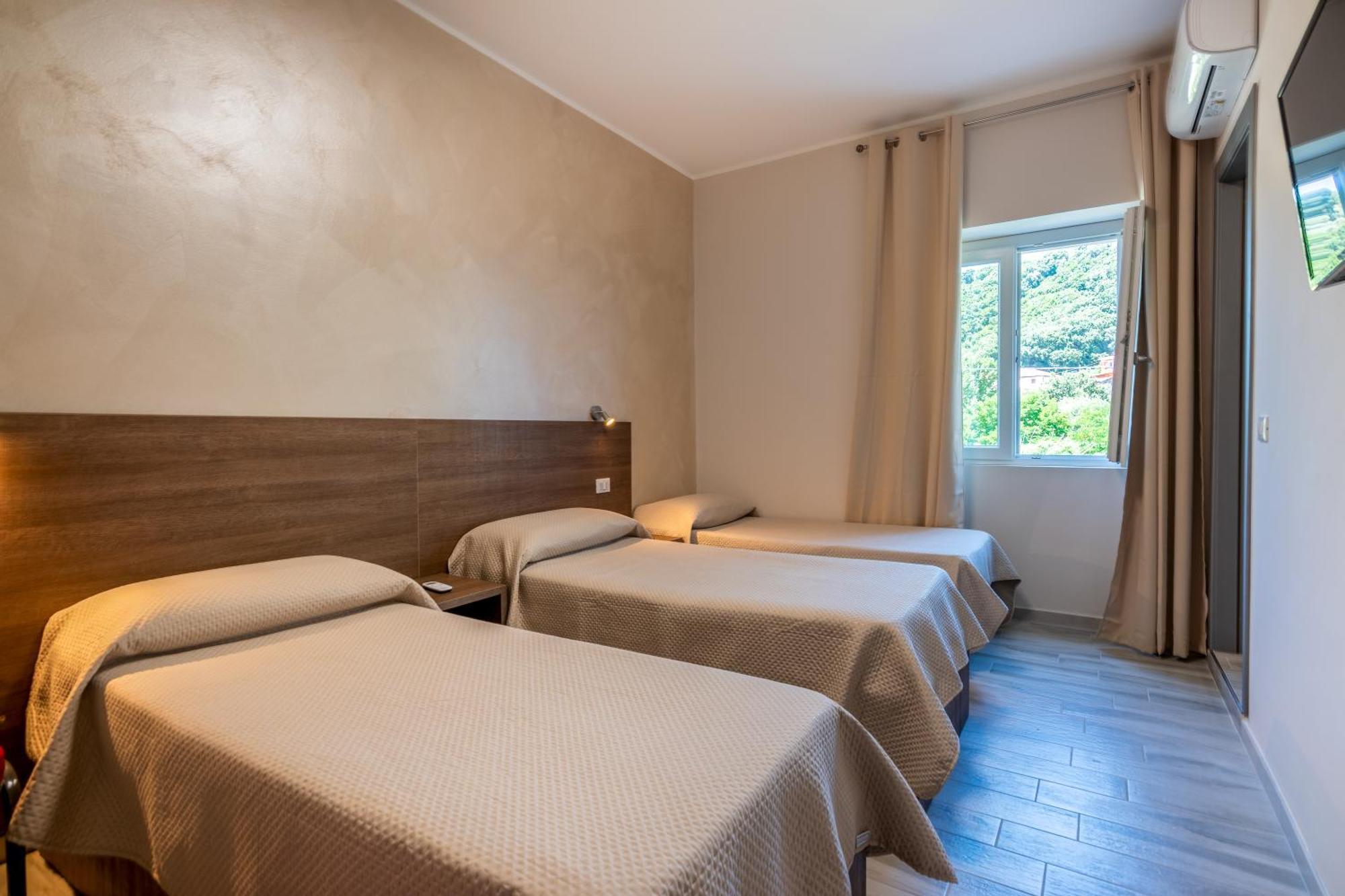 Hotel Ristorante La Mimosa Lamezia Terme Bagian luar foto