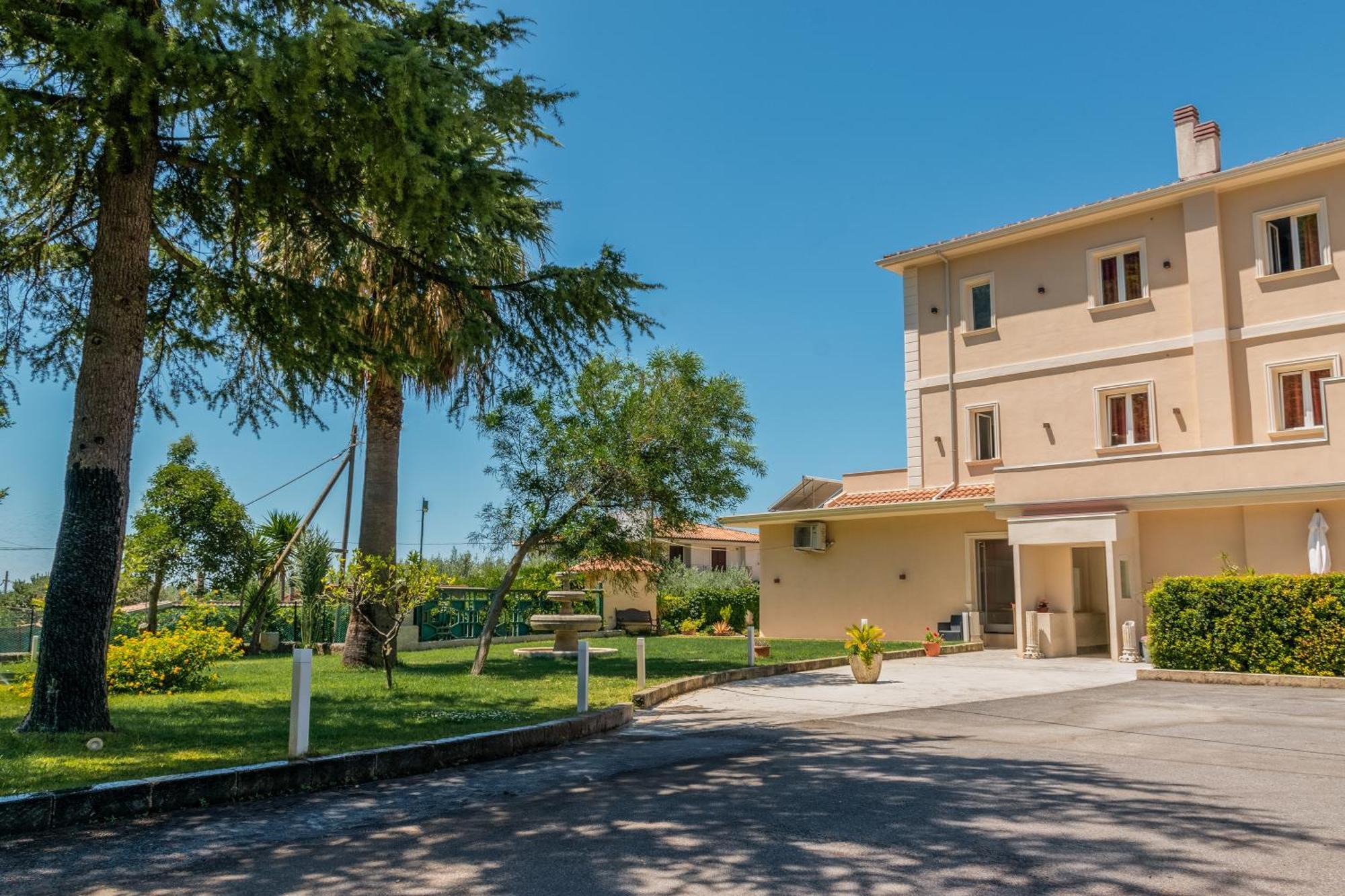 Hotel Ristorante La Mimosa Lamezia Terme Bagian luar foto