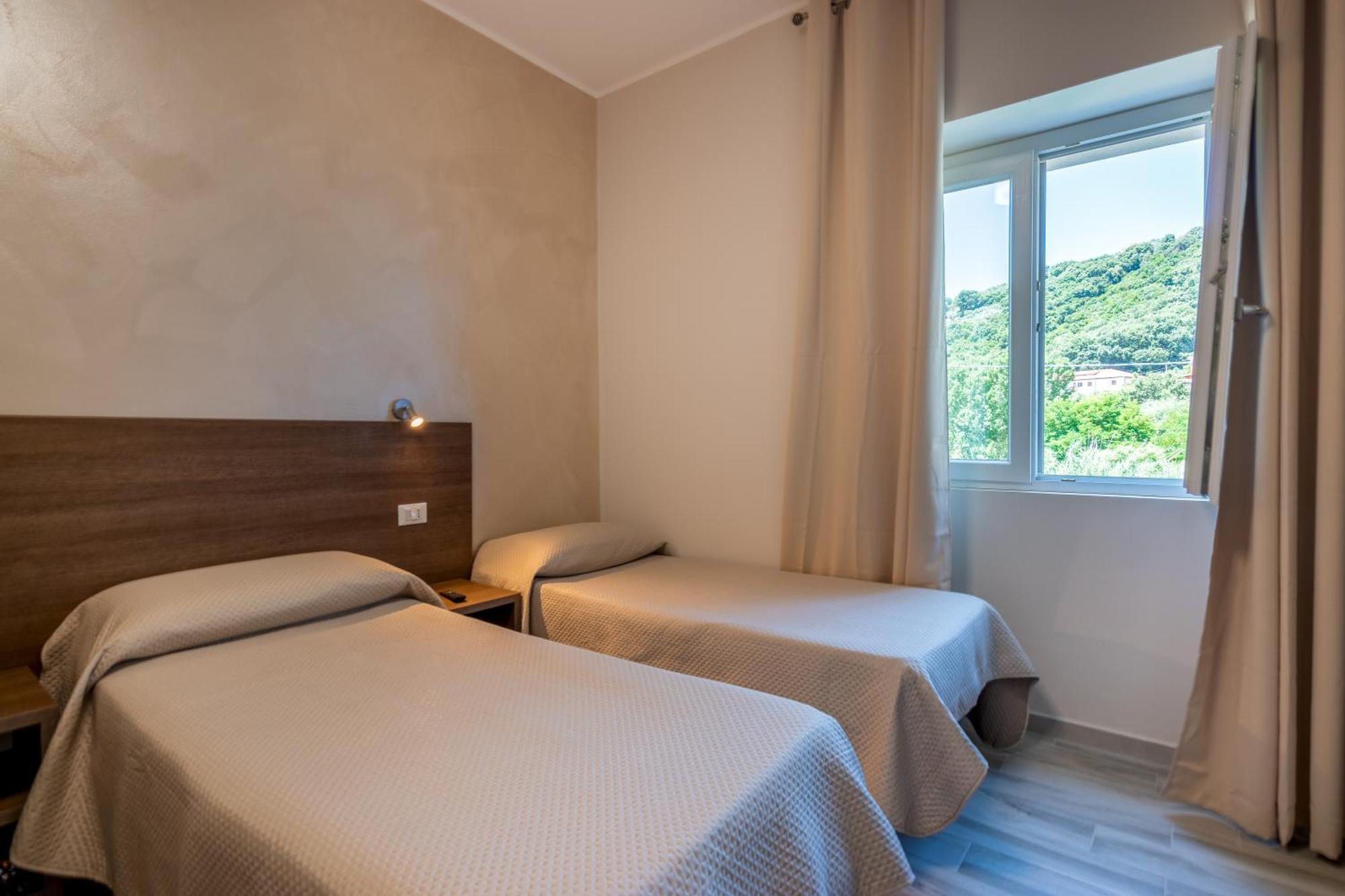 Hotel Ristorante La Mimosa Lamezia Terme Bagian luar foto