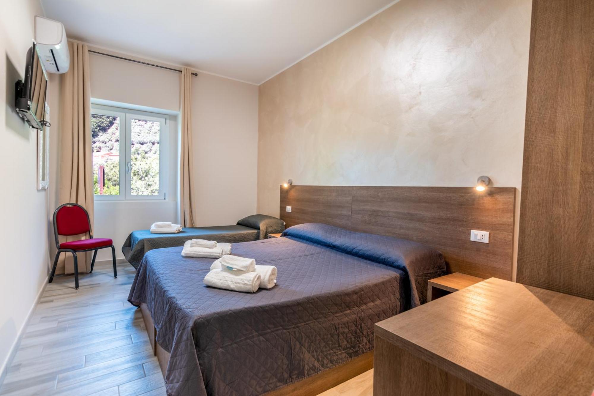 Hotel Ristorante La Mimosa Lamezia Terme Bagian luar foto