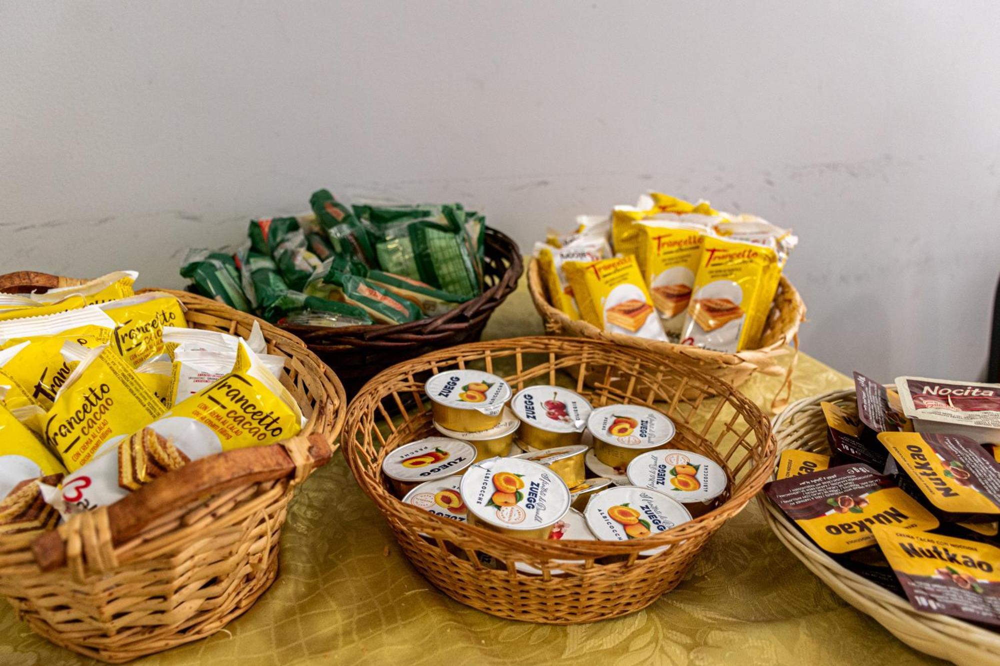 Hotel Ristorante La Mimosa Lamezia Terme Bagian luar foto