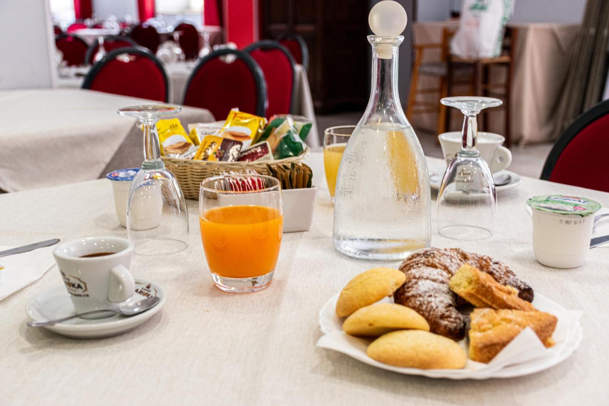 Hotel Ristorante La Mimosa Lamezia Terme Bagian luar foto