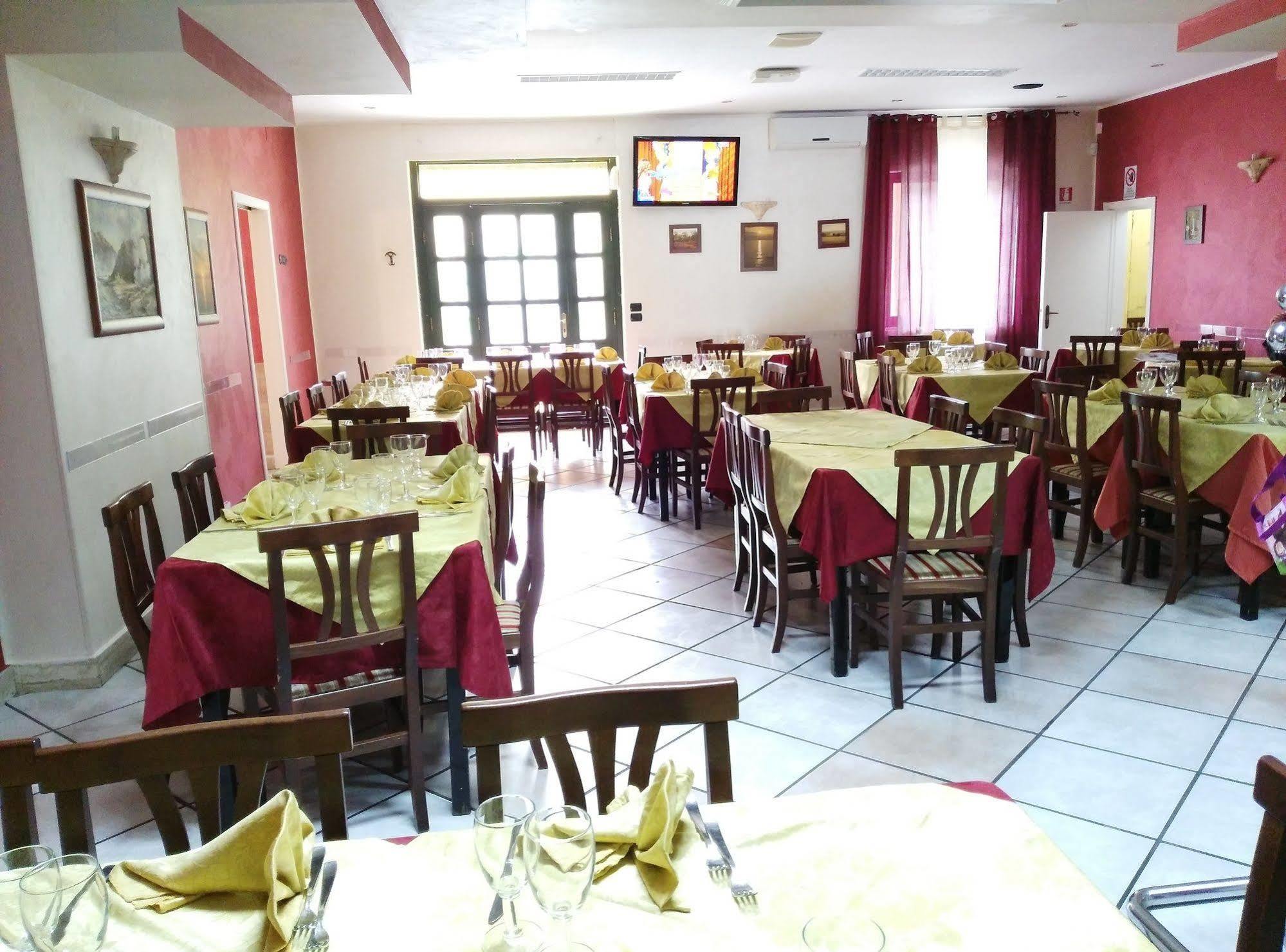 Hotel Ristorante La Mimosa Lamezia Terme Bagian luar foto