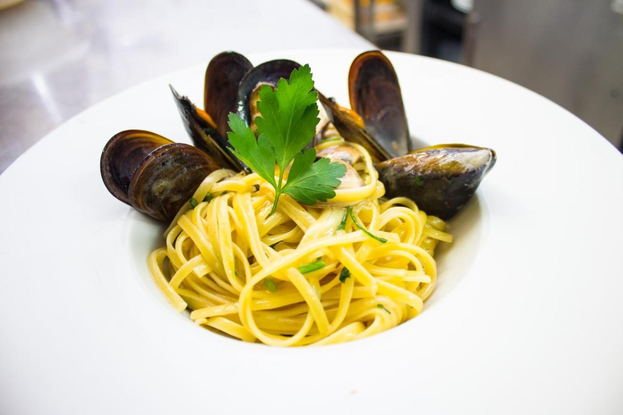 Hotel Ristorante La Mimosa Lamezia Terme Bagian luar foto